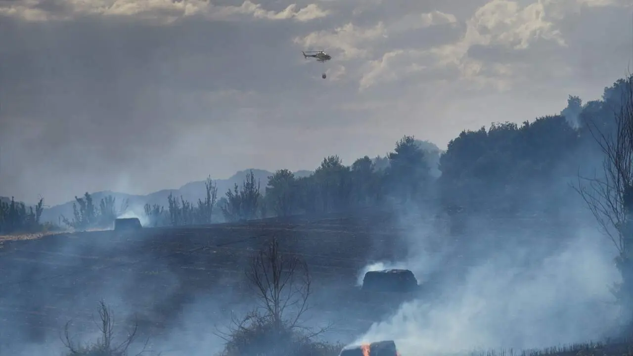 Labores de extinci&oacute;n del incendio en Ezcabarte. EUROPA PRESS