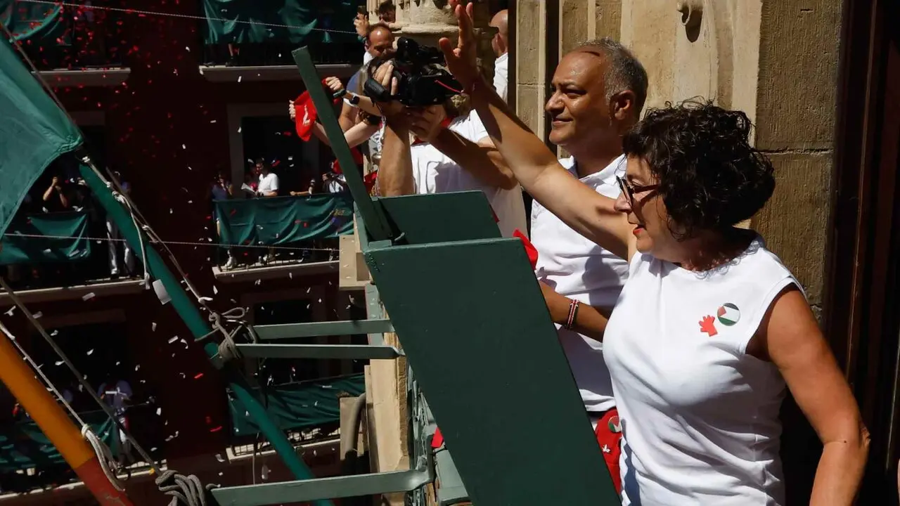 Clint Jean Louis Fern&aacute;ndez y Araceli Sergio Aguilera lanzan el Chupinazo 2026. EFE. Jes&uacute;s Diges.