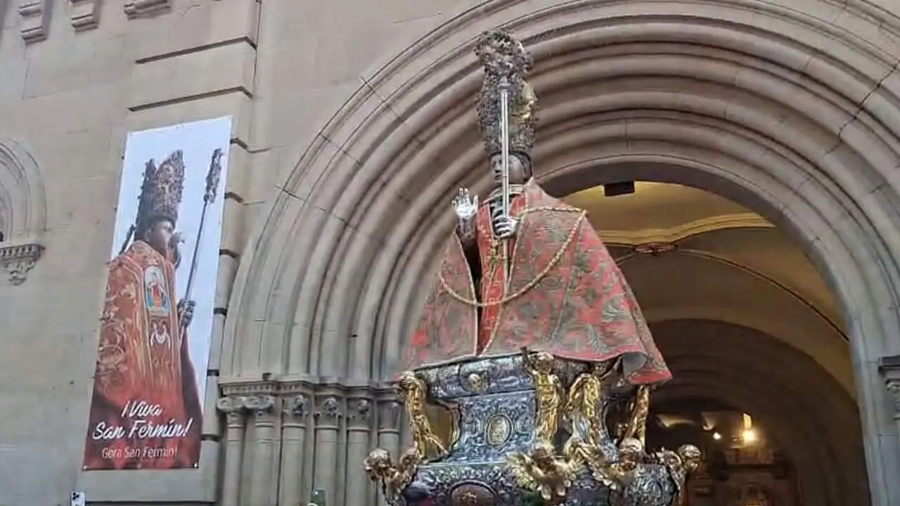 Imagen de San Ferm&iacute;n saliendo de la iglesia de San Lorenzo