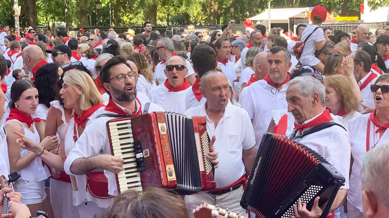 Los auroros de Tafalla y de Santa Mar&iacute;a la Real de Pamplona, cantando en la calle Mayor. Navarra.com