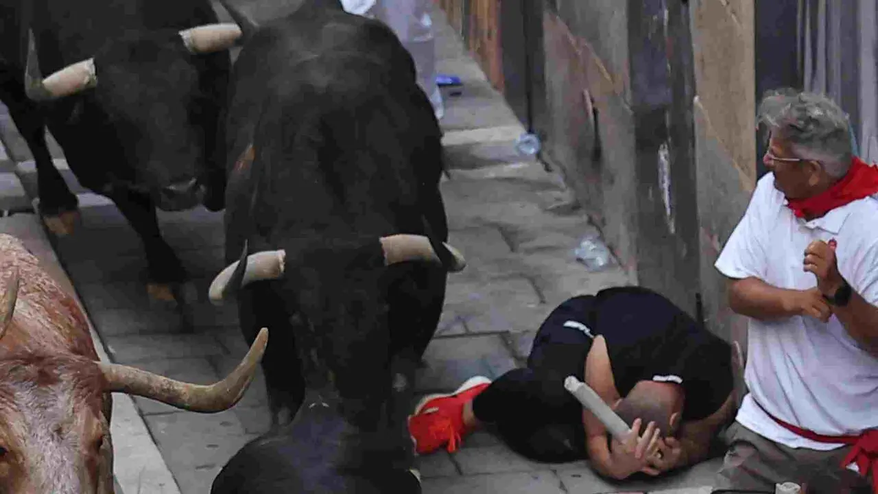 Los toros de la ganader&iacute;a gaditana de Cebada Gago enfilan la calle de la Estafeta tras pasar por la curva de Mercaderes en el segundo encierro de los Sanfermines 2026, este mi&eacute;rcoles en Pamplona. EFE/J.P. Urdiroz