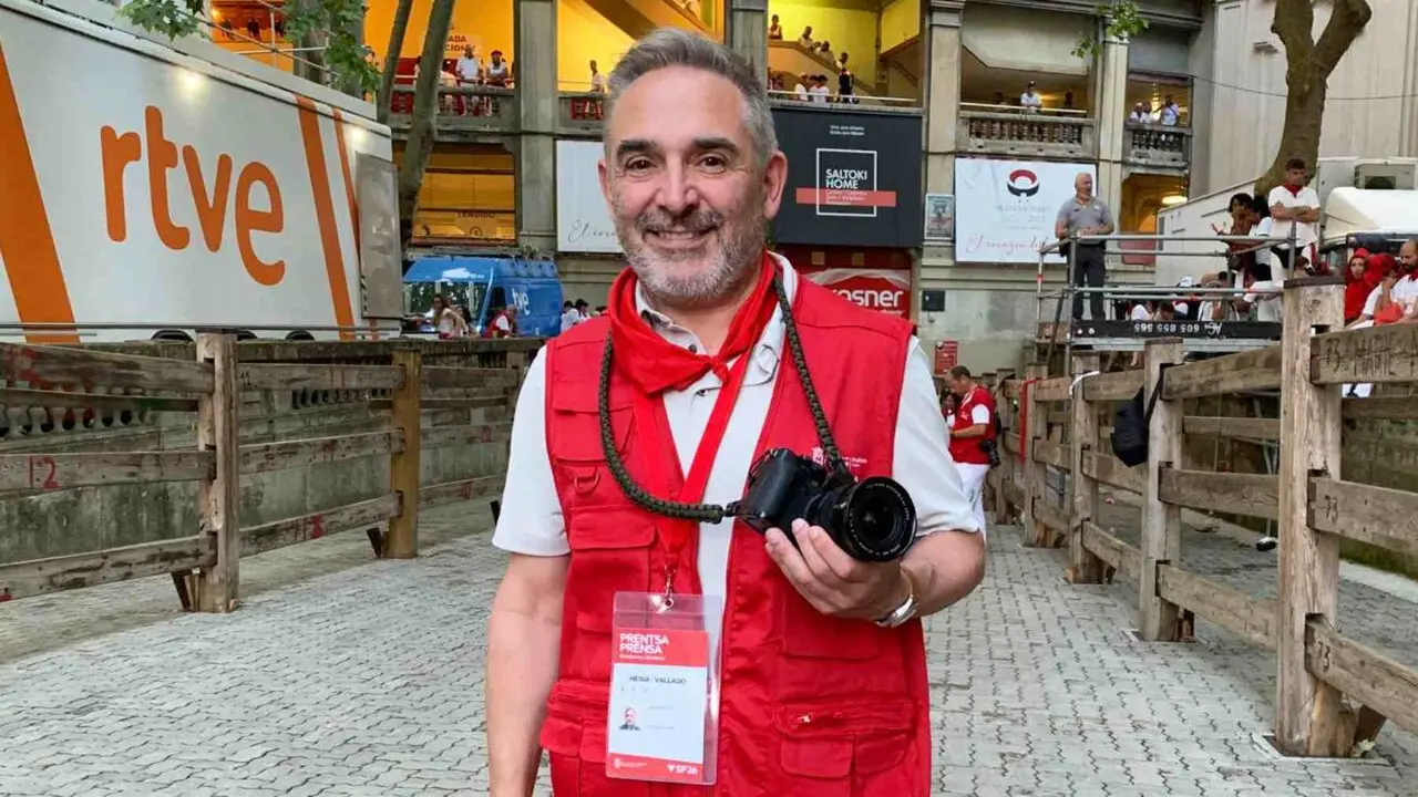 Juan Buhler en el tramo del callej&oacute;n con su c&aacute;mara de fotos. Navarra.com