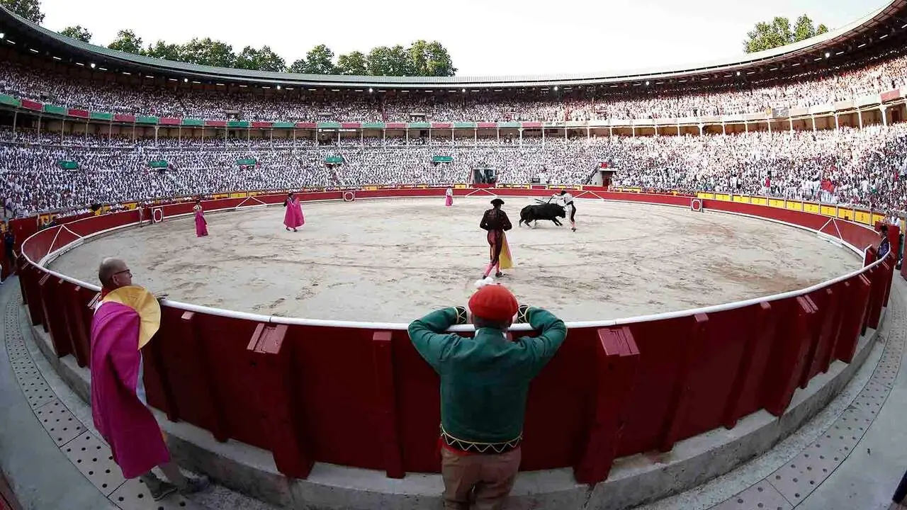 Una corrida de toros muy descastada y floja de la divisa gaditana de Fuente Ymbro dej&oacute; en casi nada, a causa de su nulo juego, la corrida del d&iacute;a de San Ferm&iacute;n celebrada este martes en Pamplona, en la que el diestro aragon&eacute;s Aar&oacute;n Palacio cort&oacute; al sexto, casi de consolaci&oacute;n, la &uacute;nica oreja del festejo. Acompa&ntilde;aron a Aar&oacute;n Palacio, Daniel Luque y V&iacute;ctor Hern&aacute;ndez.  EFE/ Jesus Diges