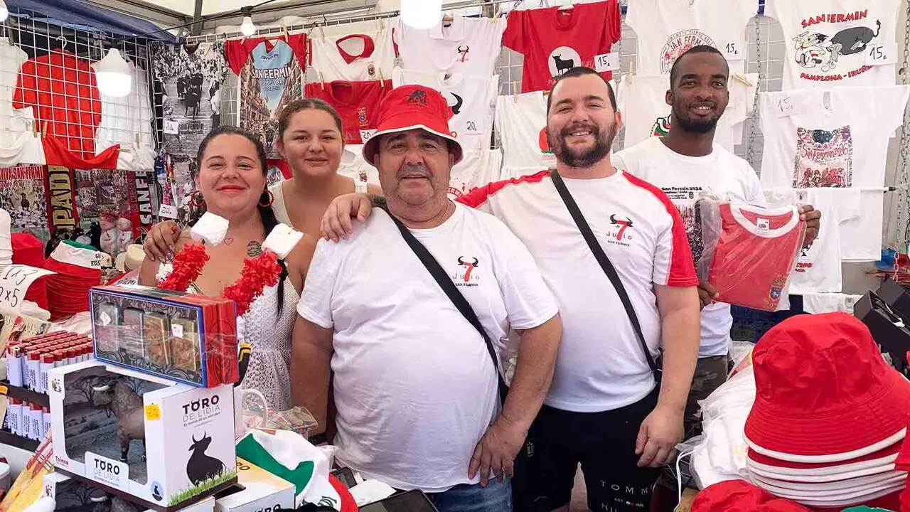La familia de Manuel Lozano, con gorro, viene desde C&oacute;rdoba para vender ropa de San Ferm&iacute;n. Navarra.com