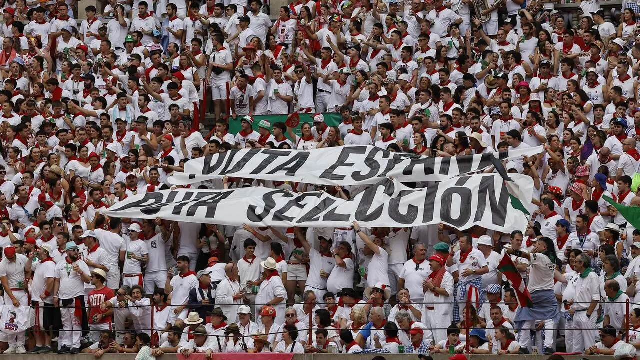 Parte del p&uacute;blico que asiste este viernes a la sexta de abono de la Feria del Toro de los Sanfermines 2026 ha coreado consignas y ha mostrado sendas pancartas en contra de la selecci&oacute;n espa&ntilde;ola de f&uacute;tbol, que disputa esta noche el partido de cuartos de final del Mundial de f&uacute;tbol contra B&eacute;lgica. EFE/ Villar L&oacute;pez