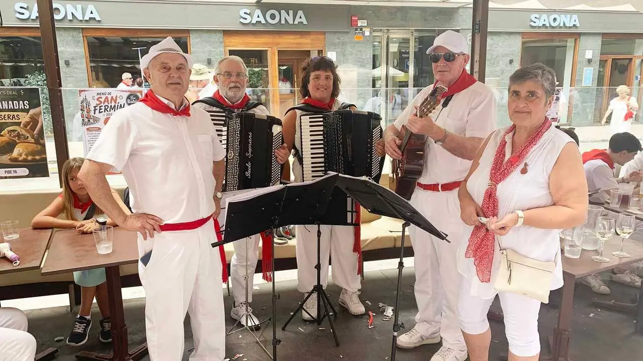 Componentes del grupo musical navarro Los Tamarindos en San Ferm&iacute;n. Navarra.com