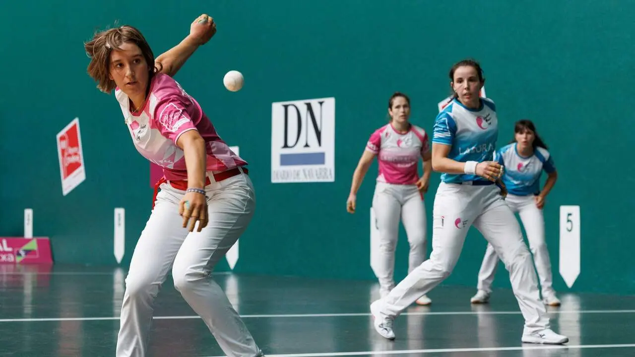 La navarra Goiuri Zabaleta (i) y la guipuzcoana Itsaso Erasun (2i) han revalidado este s&aacute;bado el t&iacute;tulo del Torneo San Ferm&iacute;n de pelota a mano femenina al imponerse con claridad por 22-8 a Olatz Arrizabalaga (2i) y Nahia Bertiz en la final disputada en un abarrotado front&oacute;n Labrit de Pamplona. EFE/Villar L&oacute;pez