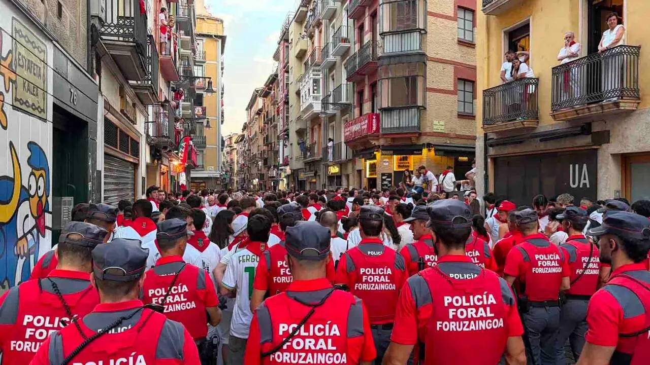 La Polic&iacute;a Foral despeja el recorrido para el sexto encierro de San Ferm&iacute;n 2026.  PABLO LASAOSA