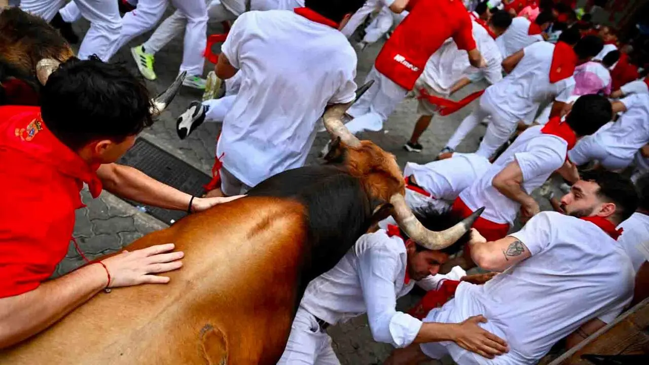 Sexto encierro de San Ferm&iacute;n 2026 con toros de La Palmosilla. PABLO LASAOSA