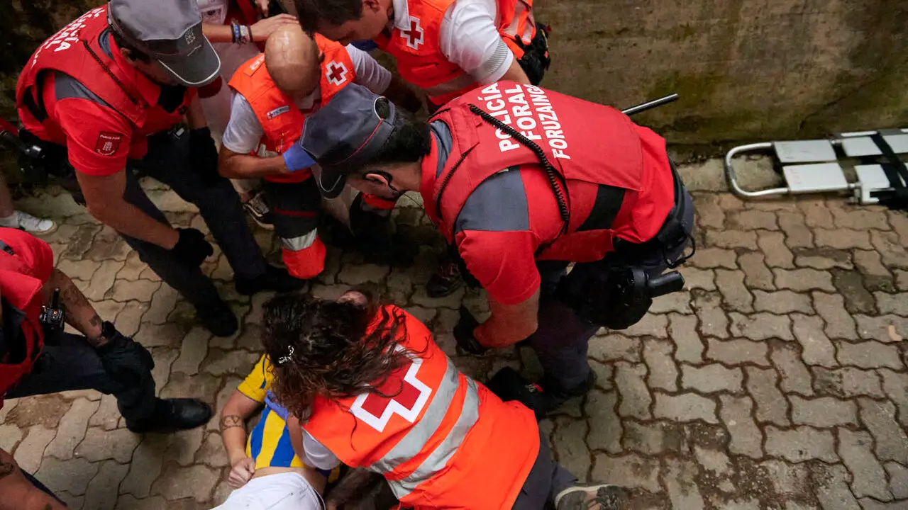 Sexto encierro de San Ferm&iacute;n con toros de La Palmosilla en la bajada al callej&oacute;n. IRANZU LARRASOA&Ntilde;A