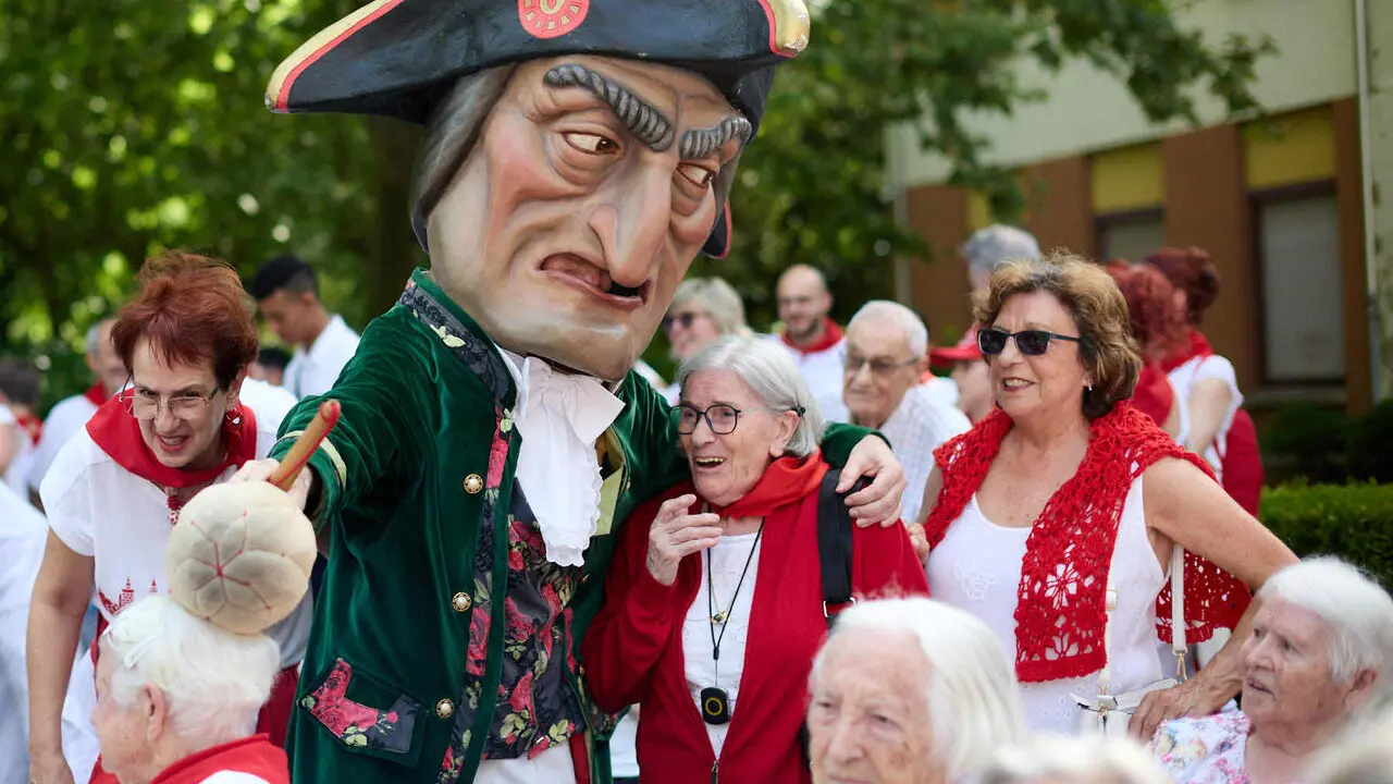 La Comparsa de Gigantes y Cabezudos visitan a los y las residentes de la Casa de la Misericordia de Pamplona durante las fiestas de San Ferm&iacute;n 2026. I&Ntilde;IGO ALZUGARAY