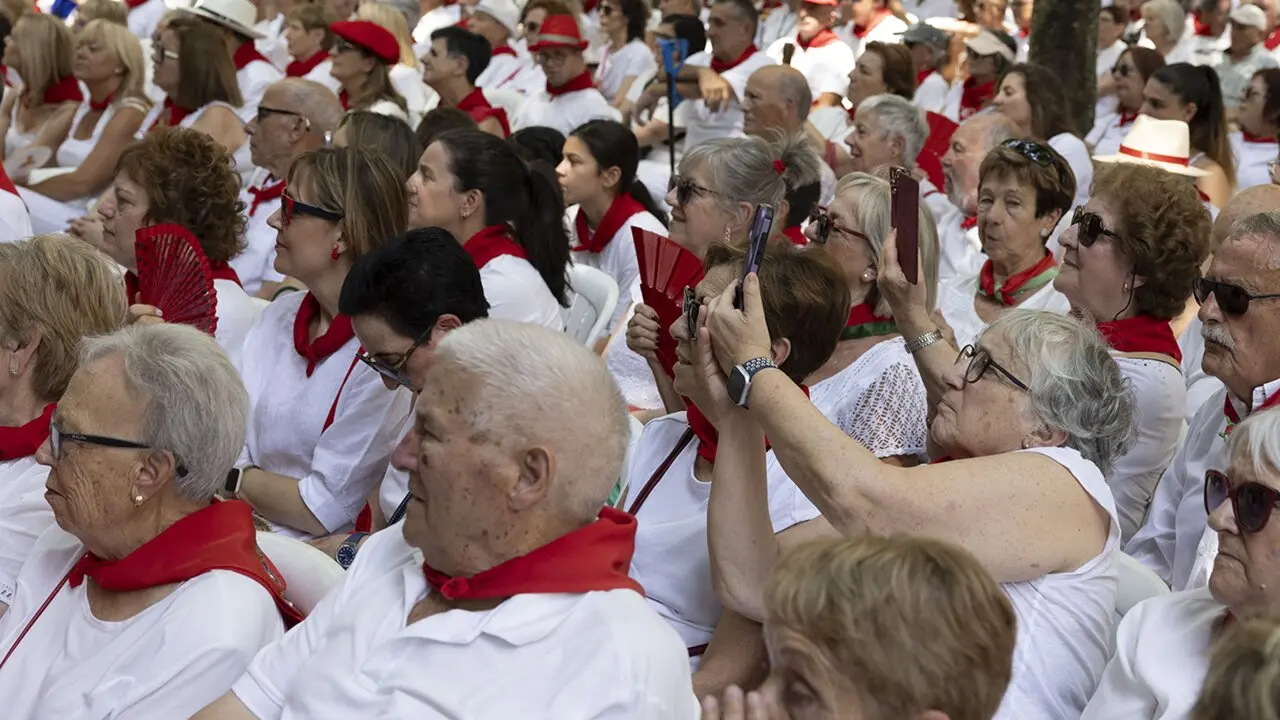 Personas mayores disfrutan de un concierto en San Ferm&iacute;n. AYUNTAMIENTO DE PAMPLONA / ARCHIVO