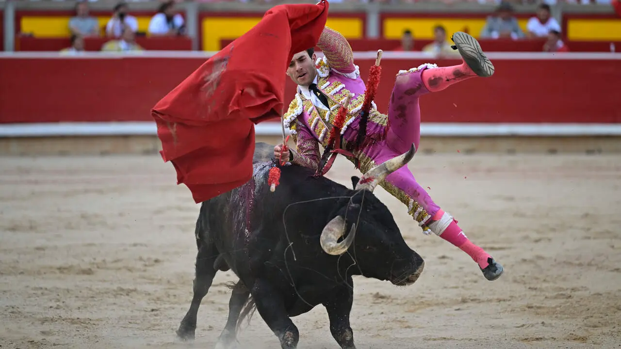 El torero Samuel Naval&oacute;n es volteado durante la lidia a su segundo toro de la tarde en la octava de abono de la Feria del Toro de los Sanfermines 2026 con toros de la ganader&iacute;a gaditana de La Palmosilla y en la que comparte cartel con los diestros Jim&eacute;nez Fortes y Fernando Adri&aacute;n. EFE/ Daniel Fern&aacute;ndez.