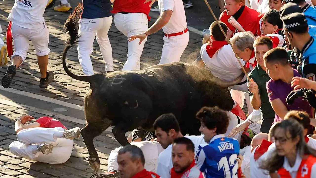 Un toro de la ganader&iacute;a extreme&ntilde;a de Jandilla embiste a varios mozos a su paso por la calle Mercaderes, durante el &uacute;ltimo encierro de los Sanfermines 2026, este martes en Pamplona. EFE/Villar L&oacute;pez