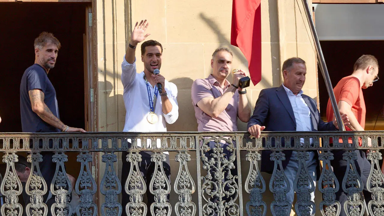 El jugador navarro campe&oacute;n del Mundial de F&uacute;tbol, Mikel Merino, y el psic&oacute;logo deportivo de la selecci&oacute;n espa&ntilde;ola, Javier L&oacute;pez Vallejo, han sido recibidos en el Palacio de Navarra por la Presidenta foral, Mar&iacute;a Chivite, tras lo cual han salido al balc&oacute;n a saludar a la afici&oacute;n navarra. I&Ntilde;IGO ALZUGARAY