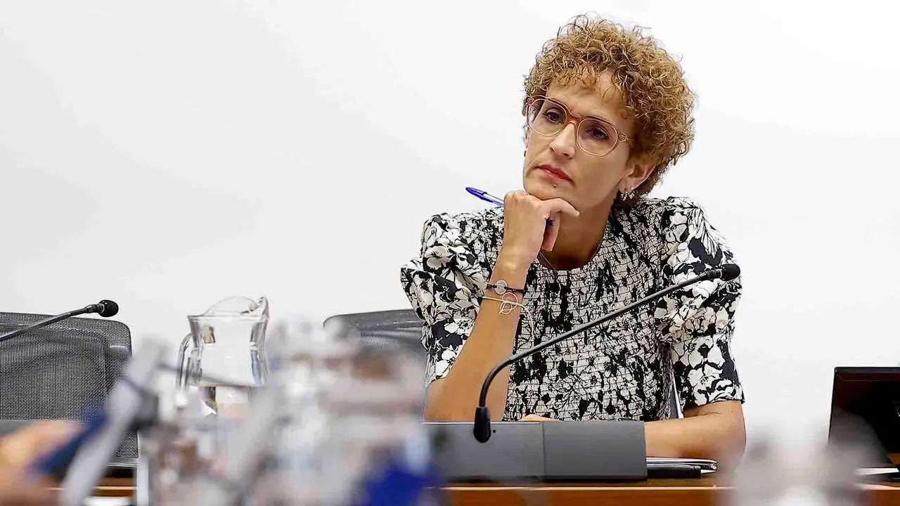 La presidenta del Gobierno de Navarra, Mar&iacute;a Chivite, quien ha comparecido en comisi&oacute;n parlamentaria este viernes en Pamplona en relaci&oacute;n al informe de la UCO sobre el patrimonio del exdirigente socialista Santos Cerd&aacute;n, ha denunciado la existencia de una estrategia de "caza de brujas" contra su persona. Una estrategia "que ni el Supremo ni la UCO avalan con sus investigaciones y pronunciamientos, porque no hay nada", ha se&ntilde;alado en una comparecencia solicitada por UPN. Chivite, tras destacar que la filtraci&oacute;n de informes de la UCO "pudiera constituir un delito", ha considerado que del documento se desprende que "no hay sombra de duda sobre las licitaciones del Gobierno de Navarra". EFE/Villar L&oacute;pez