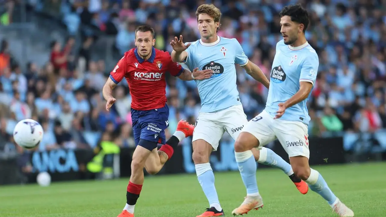 El defensa del Celta Marcos Alonso (c) pugna por un bal&oacute;n con el delantero del Osasuna Jonathan Dubasin (i) durante el partido correspondiente a la primera jornada de la Liga EA Sports celebrado en el Estadio de Bala&iacute;dos de Vigo este jueves. EFE/Salvador Sas.