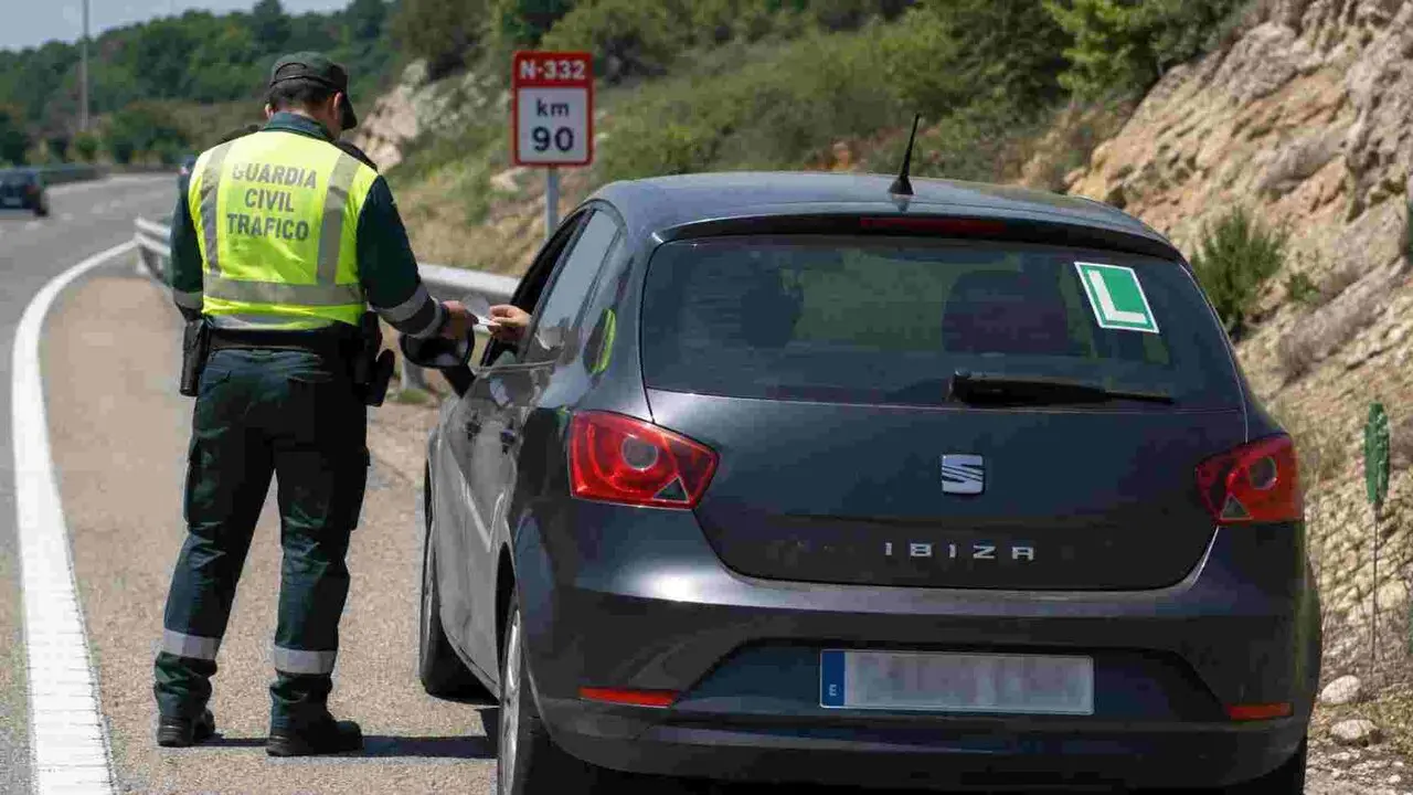 Un Guardia Civil en un control de carretera a un coche con la L de conductor novel.