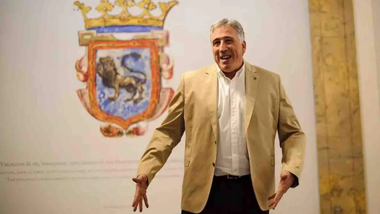 Joseba Asiron y, al fondo, el escudo de Pamplona en el zagu&aacute;n del Ayuntamiento. ARCHIVO