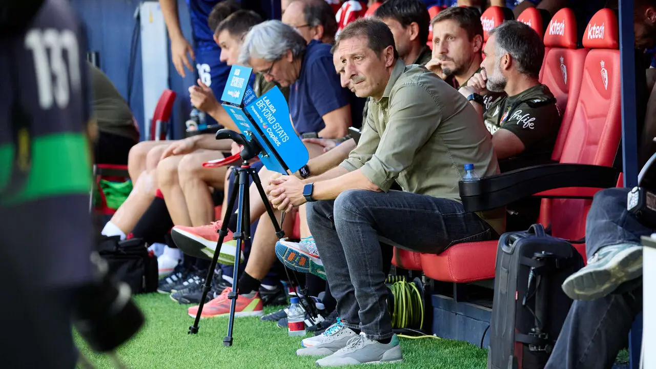 Luis Miguel Ramis (Entrenador. OSA) durante el partido de f&uacute;tbol de LaLiga EA Sports entre CA Osasuna y Rayo Vallecano disputado en el estadio El Sadar de Pamplona I&Ntilde;IGO ALZUGARAY