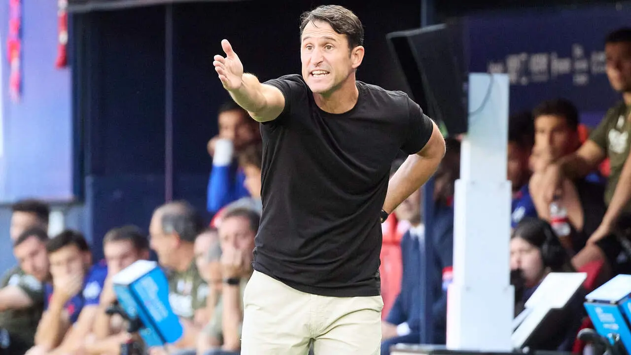 Be&ntilde;at San Jos&eacute; (Entrenador. RAY) en acci&oacute;n durante el partido de f&uacute;tbol de LaLiga EA Sports entre CA Osasuna y Rayo Vallecano disputado en el estadio El Sadar de Pamplona I&Ntilde;IGO ALZUGARAY