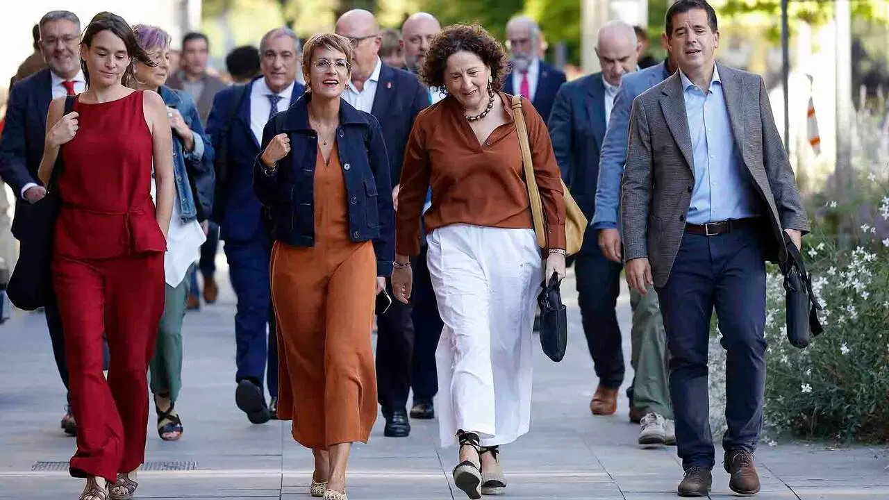 La presidenta de Navarra, Mar&iacute;a Chivite (2i), acompa&ntilde;ada de varios miembros de su equipo de Gobierno, a su llegada este jueves al &uacute;ltimo Debate de pol&iacute;tica general sobre el Estado de la Comunidad Foral correspondiente a la XI Legislatura. EFE/Villar L&oacute;pez