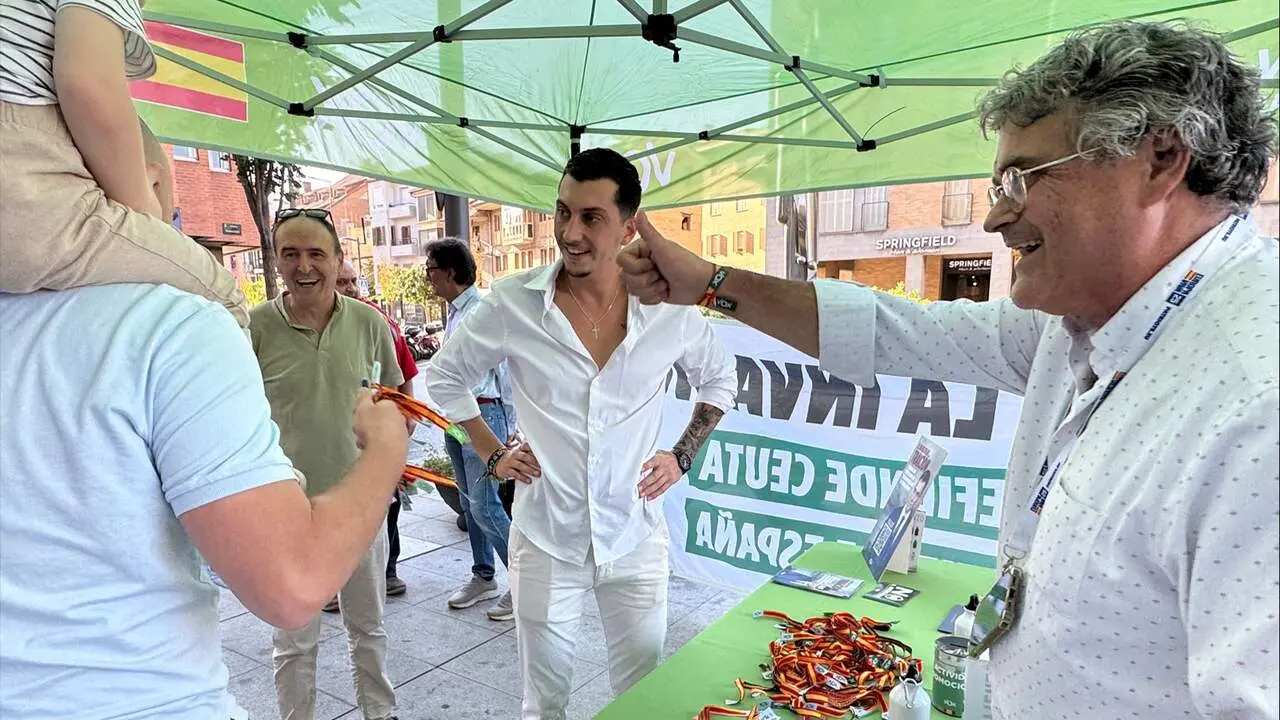&Oacute;scar T&eacute;llez y Jos&eacute; Mar&iacute;a Garc&iacute;a Elorz saludan a simpatizantes en Tudela. CEDIDA