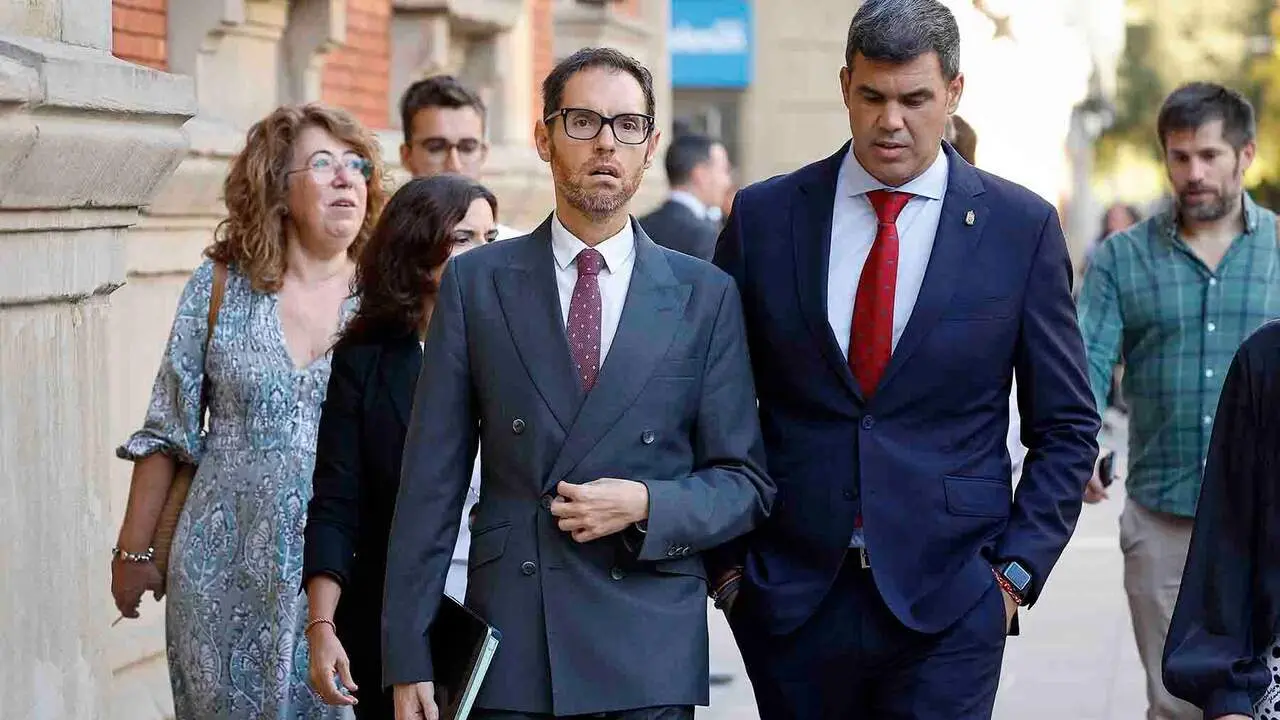 El diputado del PP de Navarra, Sergio Sayas (c), y el portavoz de esta formaci&oacute;n en el Parlamento foral, Javier Garc&iacute;a (d), entre otros miembros del partido, a su llegada este jueves al &uacute;ltimo Debate de pol&iacute;tica general sobre el Estado de la Comunidad Foral correspondiente a la XI Legislatura. EFE/Villar L&oacute;pez