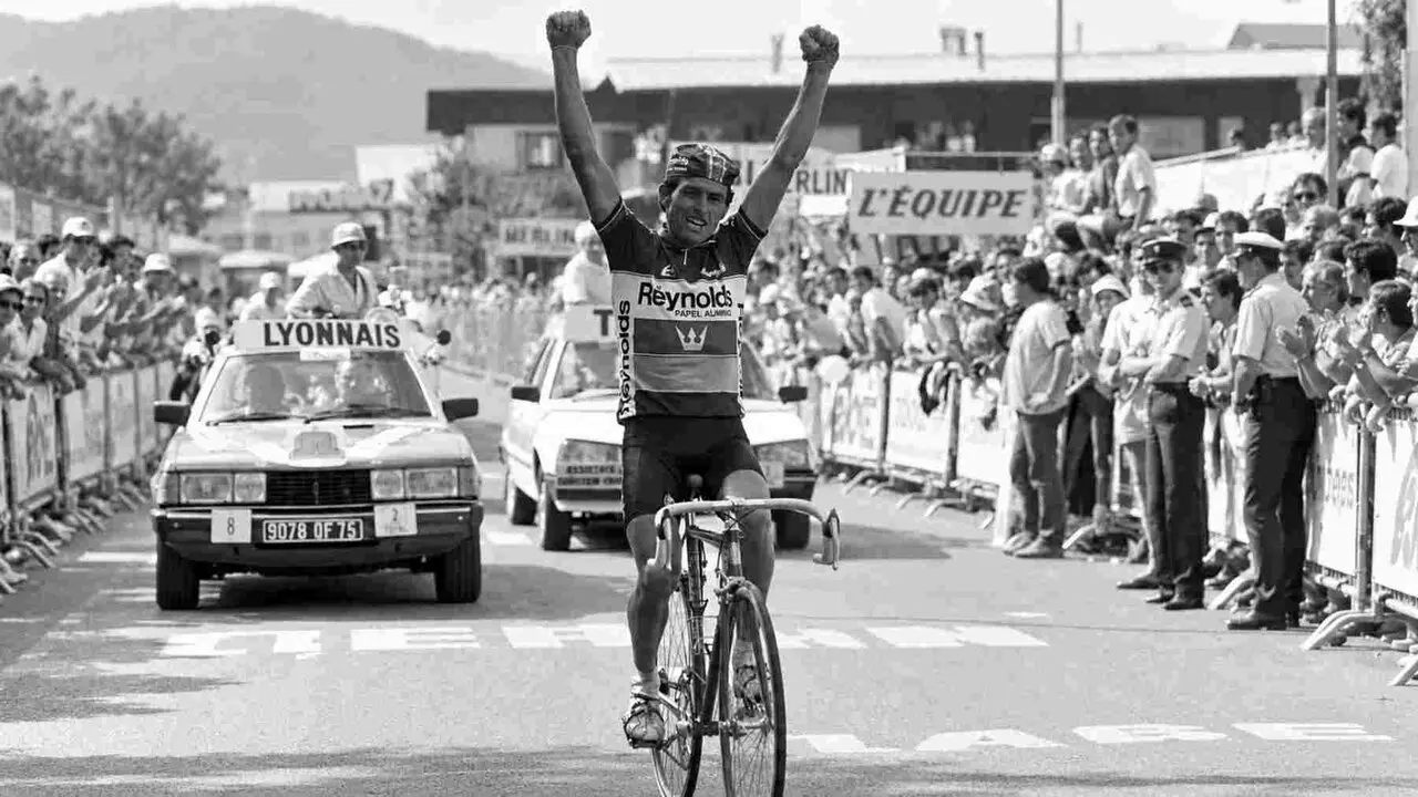 &Aacute;ngel Arroyo alza los brazos al cruzar la meta de una etapa del Tour de Francia. MOVISTAR TEAM