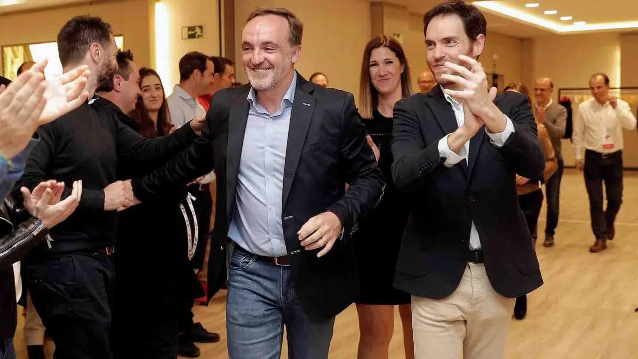 Una imagen de las elecciones generales de 2019 en Navarra. Los candidatos al Congreso y al Senado, Sergio Sayas (d) y Ruth Go&ntilde;i (2d), junto al presidente de UPN, Javier Esparza (3d), de la coalici&oacute;n Navarra Suma, integrada por UPN, Ciudadanos y PP. EFE/Villar L&oacute;pez