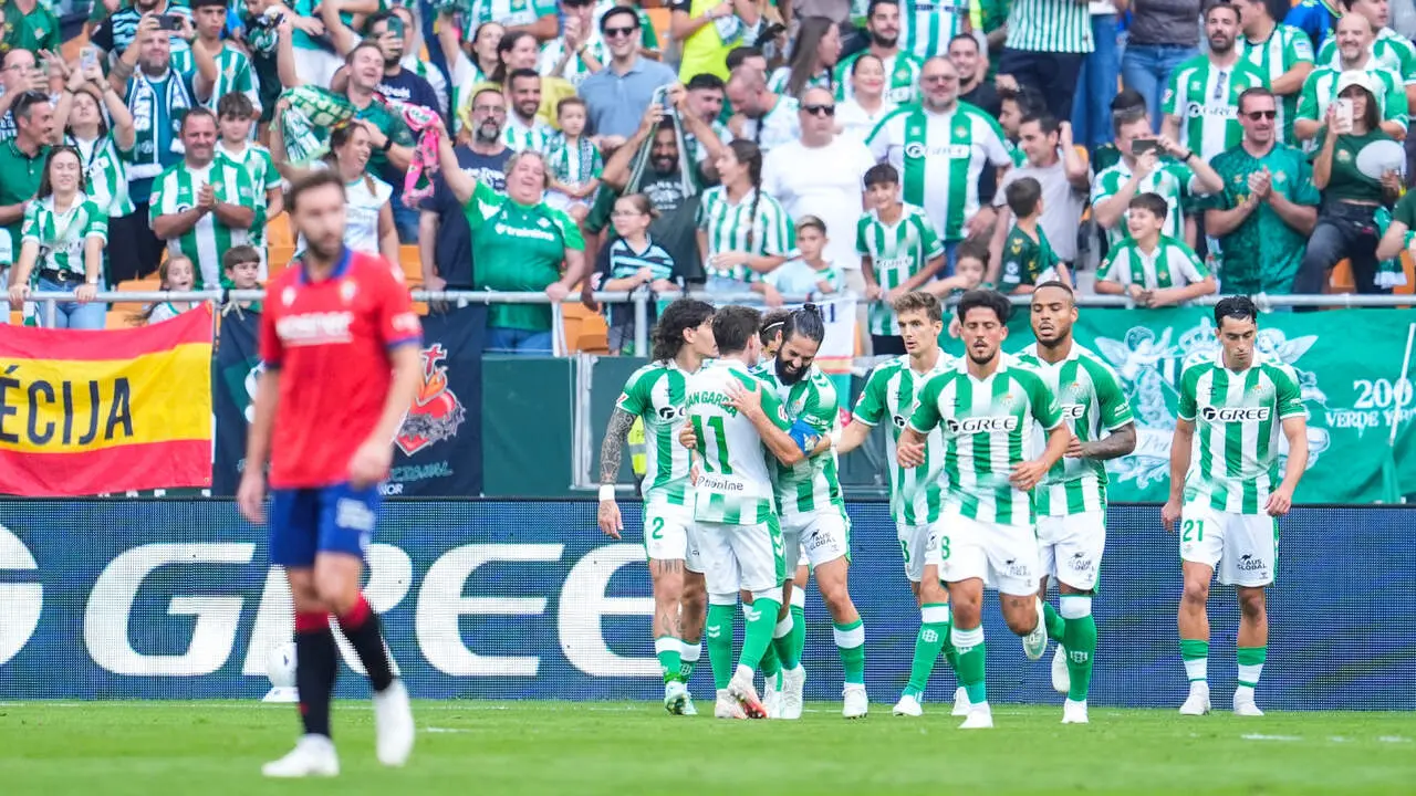 Los jugadores del Betis celebran un gol a Osasuna en el estadio de  La. Cartuja.Europa Press.