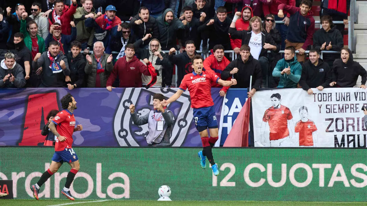Ante Budimir (17. OSA) y Rub&eacute;n Garc&iacute;a (14. OSA) celebran el gol de Ante Budimir (17. OSA) para CA Osasuna (1-0) durante el partido de f&uacute;tbol de LaLiga EA Sports entre CA Osasuna y Racing de Santander disputado en el estadio El Sadar de Pamplona I&Ntilde;IGO ALZUGARAY