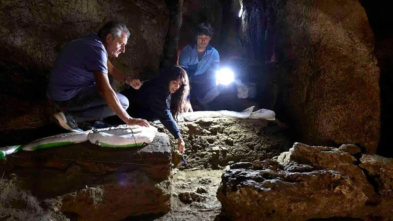 Descubren en la cueva de Abauntz los restos humanos m&aacute;s antiguos de Navarra: un neandertal de 49.000 a&ntilde;os.