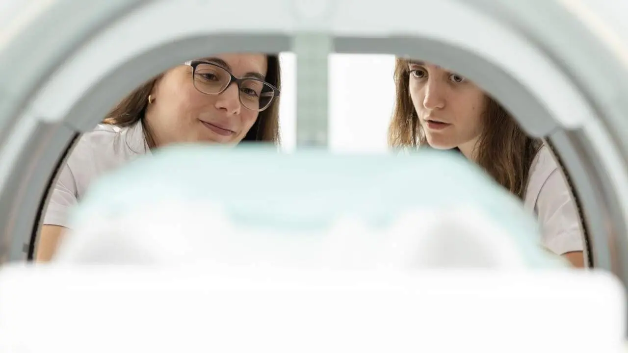Dos profesionales de la Cl&iacute;nica Universidad de Navarra trabajan con el MR Linac, un acelerador de radioterapia guiada por resonancia magn&eacute;tica que permite administrar tratamientos oncol&oacute;gicos de alta precisi&oacute;n. CL&Iacute;NICA UNIVERSIDAD DE NAVARRA