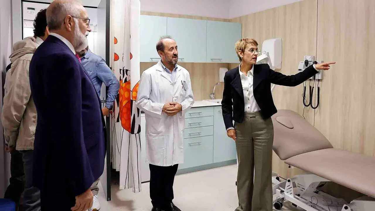 La presidenta de Navarra, Mar&iacute;a Chivite, y el consejero de Salud, Fernando Dom&iacute;nguez (i), han acudido este mi&eacute;rcoles a la inauguraci&oacute;n del nuevo Centro de Salud de Villava / Atarrabia que entrar&aacute; en funcionamiento esta semana y atender&aacute; a m&aacute;s de 12.000 personas. EFE/Villar L&oacute;pez