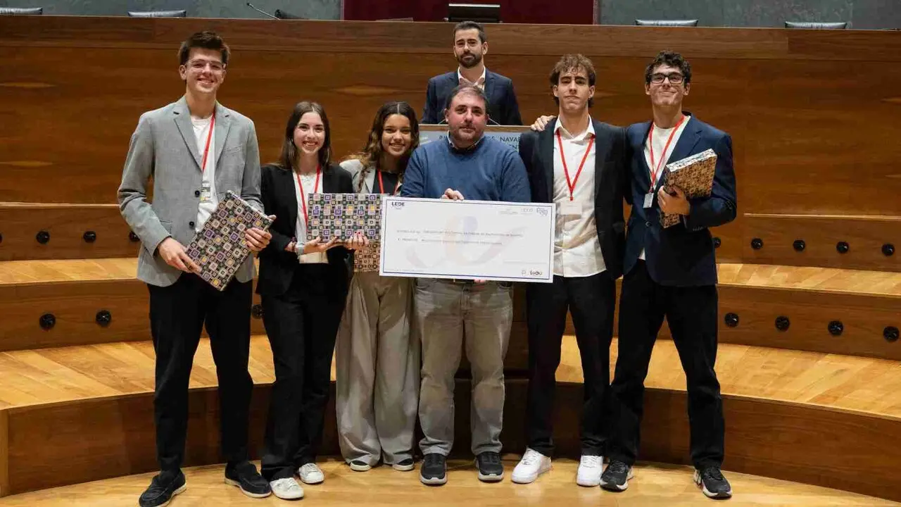 El equipo del Colegio Jesuitas posa con Unai Hualde y Miguel Matellanes.