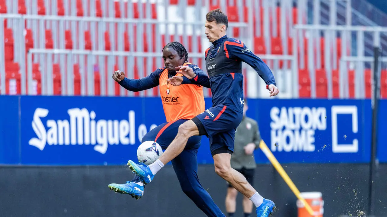 Ante Budimir y Enzo Boyomo en acci&oacute;n durante un entrenamiento. CA. Osasuna.