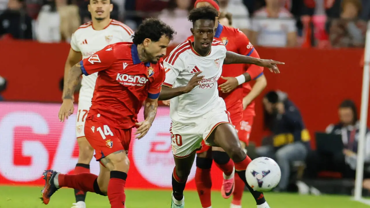 El delantero de Osasuna, Rub&eacute;n Garc&iacute;a (i), disputa el bal&oacute;n ante el delantero portugu&eacute;s del Sevilla, F&eacute;lix Correia, durante el encuentro de la Liga EA Sports que disputan este lunes Sevilla y Osasuna en el estadio S&aacute;nchez Pizju&aacute;n, en Sevilla. EFE / Jos&eacute; Manuel Vidal.