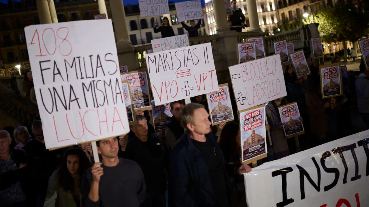 Concentraci&oacute;n familias adjudicatarias de las viviendas protegidas de Maristas II, en la Plaza del Castillo de Pamplona, para visibilizar su situaci&oacute;n y exigir medidas urgentes. PABLO LASAOSA