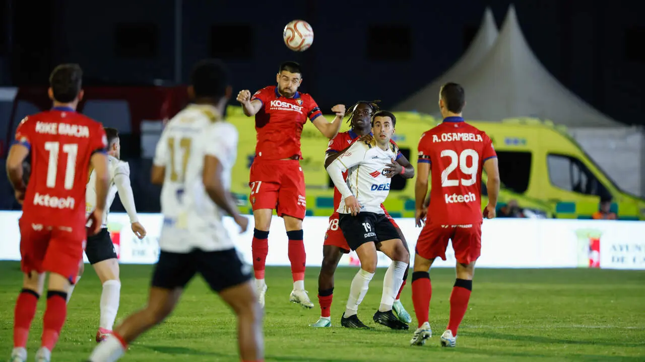 El delantero del Osasuna &Iacute;&ntilde;igo Arguibide (c) cabecea un bal&oacute;n durante la primera ronda de la Copa del Rey que disputan el Atl&eacute;tico Calatayud y el CA Osasuna este jueves, en el Estadio Municipal de San I&ntilde;igo, en Calatayud (Zaragoza). EFE/ Javier Cebollada.