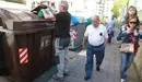 Un vecino usa el contenedor de residuos orgánicos.  ARCHIVO EFE