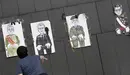 GRA331. PAMPLONA, 12/10/2015.- Un participante lanza su zapato a carteles con dibujos de altos cargos nacionales y mundiales, durante la &#34;Martxa de los pueblos Libres&#34; convocada por Herriak Libre hoy en Pamplona. EFE/Ivan Aguinaga