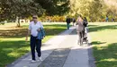 Personas paseando por la vuelta del Castillo. PABLO LASAOSA