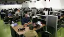 Trabajadores públicos en una oficina de Hacienda en Pamplona. EFE.