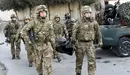Militares transportan un cuerpo. EP
