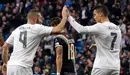 GRA477. MADRID, 20/12/2015.- El delantero del Real Madrid Karim Benzema (i) celebra con su compañero, el defensa Cristiano Ronaldo, la consecución del quinto gol de su equipo al Rayo Vallecano, en partido de la decimosexta jornada de liga en Primera División que se disputa esta tarde en el estadio Santiago Bernabéu. EFE/Fernando Alvarado