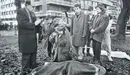 María Luis Ayuso, la viuda de Juan Atarés arrodillada ante el cadáver de su marido en la Vuelta del Castillo.