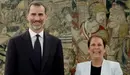 El Rey Felipe VI posa con Uxue Barkos en el Palacio de la Zarzuela. EFE.
