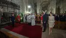Los reyes don Felipe y doña Letizia, junto a Yolanda Barcina, en el sepulcro de los Reyes de Navarra.