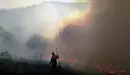 Bomberos de Navarra sofocando un incendio en Navarra. EFE
